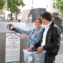 Glasrecycling_foto-glasaktuell Frau und Mann am Glascontainer