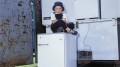 Junge auf Kühlschrank Neues Elektrogesetz