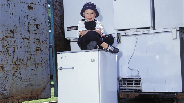 Junge auf Kühlschrank Neues Elektrogesetz