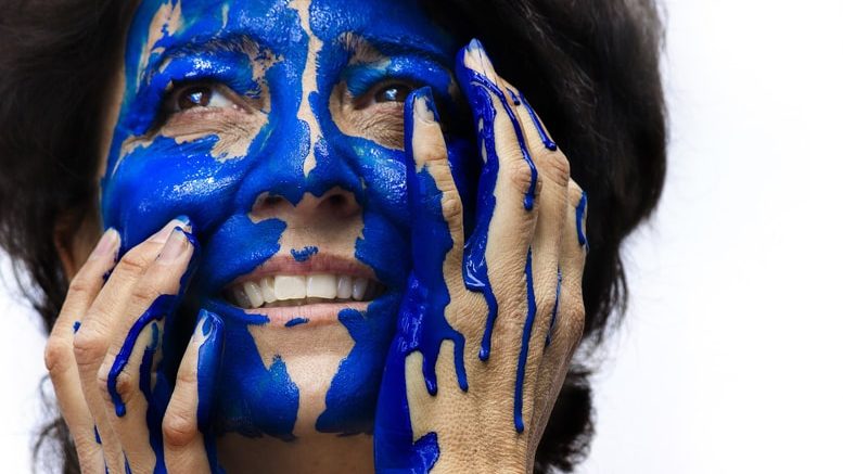 Terpentin entsorgen Frau mit blauer Farbe im Gesicht