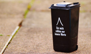 Restmüll-Tonne - Wertstoffe Für mich zählen innere Werte, Text auf schwarzer Restmül-Tonne
