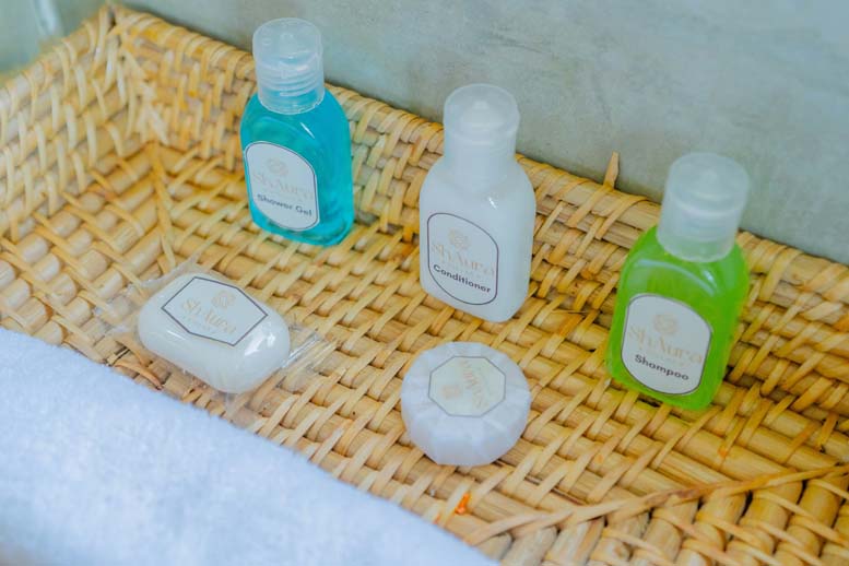 EU-Verpackungsverordnung verbietet Mini-Hotelkosmetik: kleine Shampoo- und Duschgel-Fläschchen aus dem Hotelbad